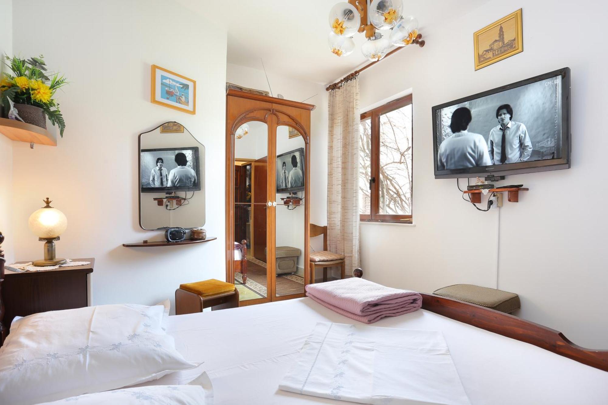 Apartments By The Sea Stanici, Omis - 1028 Tice Rom bilde