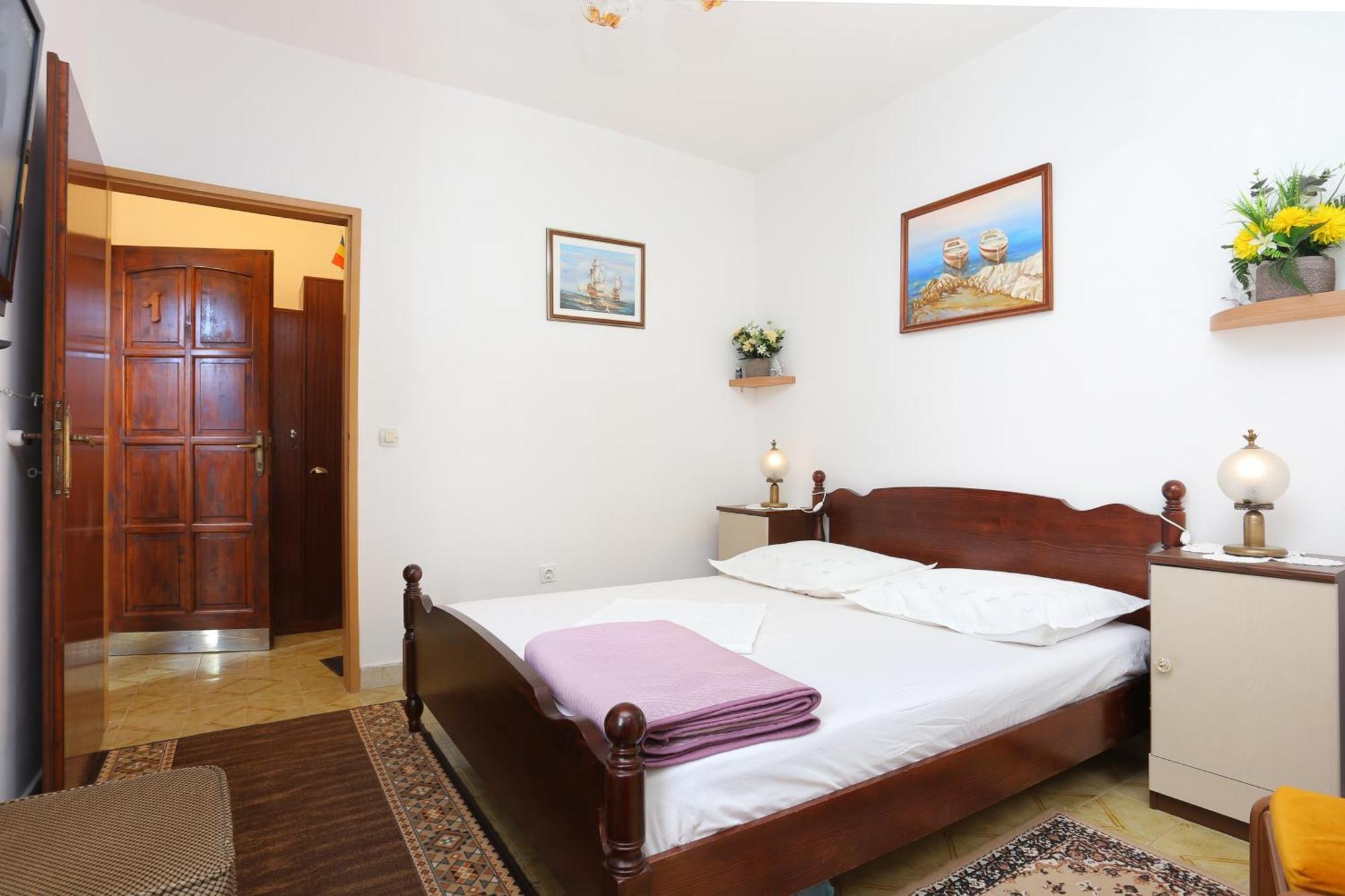 Apartments By The Sea Stanici, Omis - 1028 Tice Rom bilde